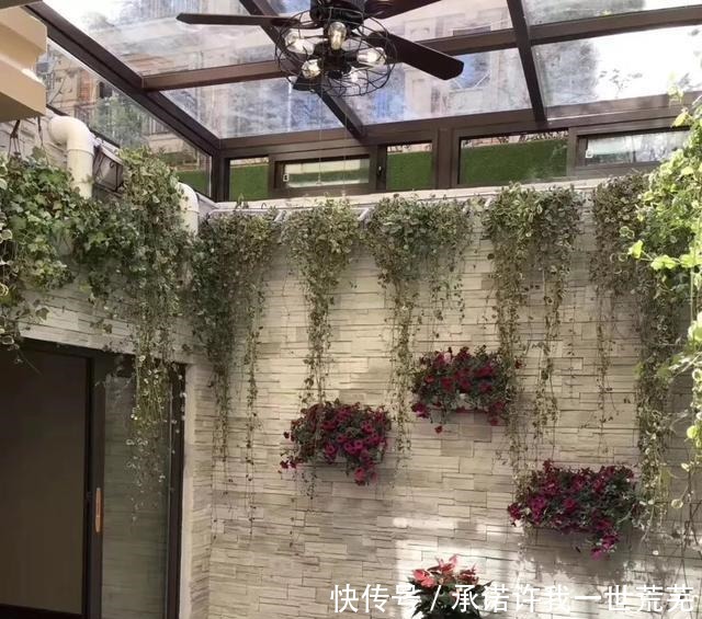 朋友家|买300平别墅还不甘心，庭院下挖和地下室相通，封成下沉式阳光房！