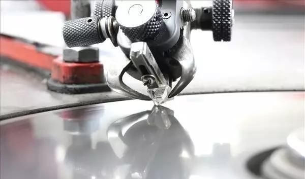 克拉数 原来八心八箭、梨形钻石是这样打磨出来的