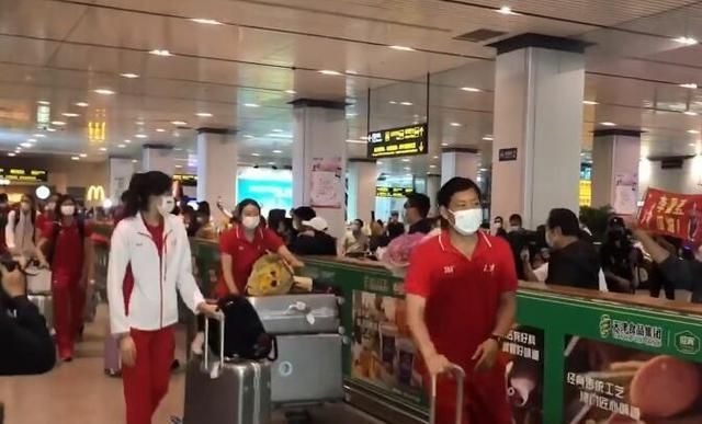 球迷们|浪漫亲吻!李盈莹两大女排队友回天津被求婚,男方激动振臂欢呼