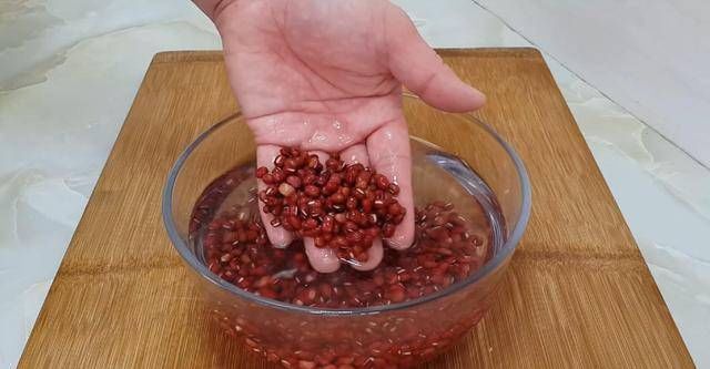 保鲜膜|面包很好吃,有4个鸡蛋,又软又甜,不用烤箱你就能成功