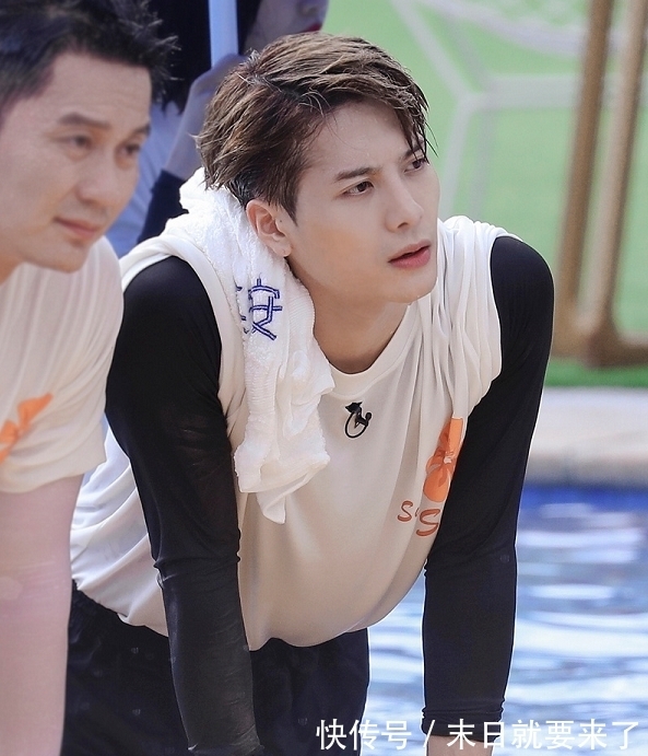 沙溢|王嘉爾被沙溢“誤傷”,看著沙溢表情超委屈,網友:好萌!