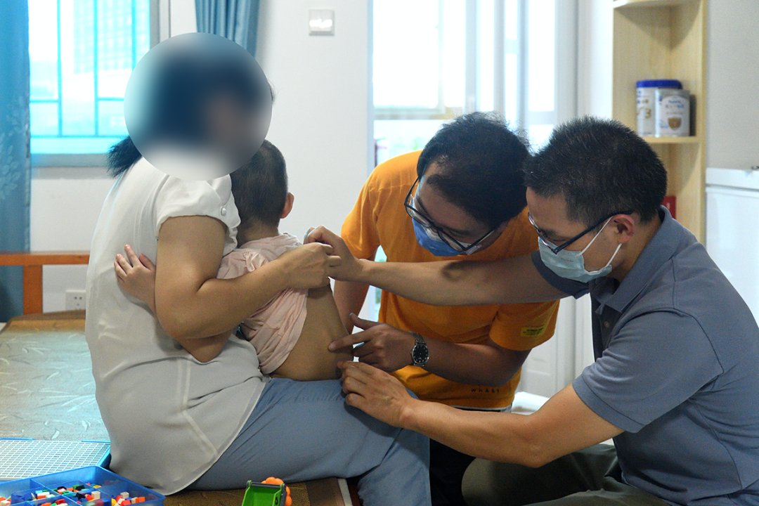 许莹|3岁女孩两岁前能走路，现在只会爬！妈妈：天都塌了