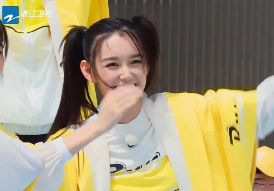 何洛洛|蒋依依生理期坚持录制跑男却遇水上游戏,一旁郑恺的反应才是亮点