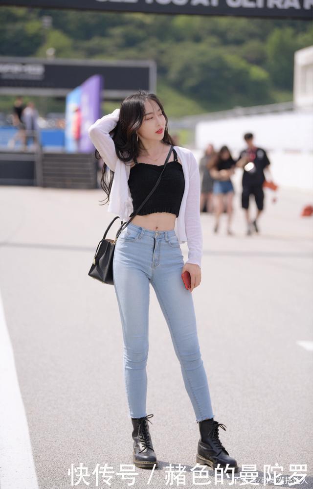 经典吊带背心搭配浅色牛仔,巧妙“藏肉,”微胖女生也能秀小蛮腰