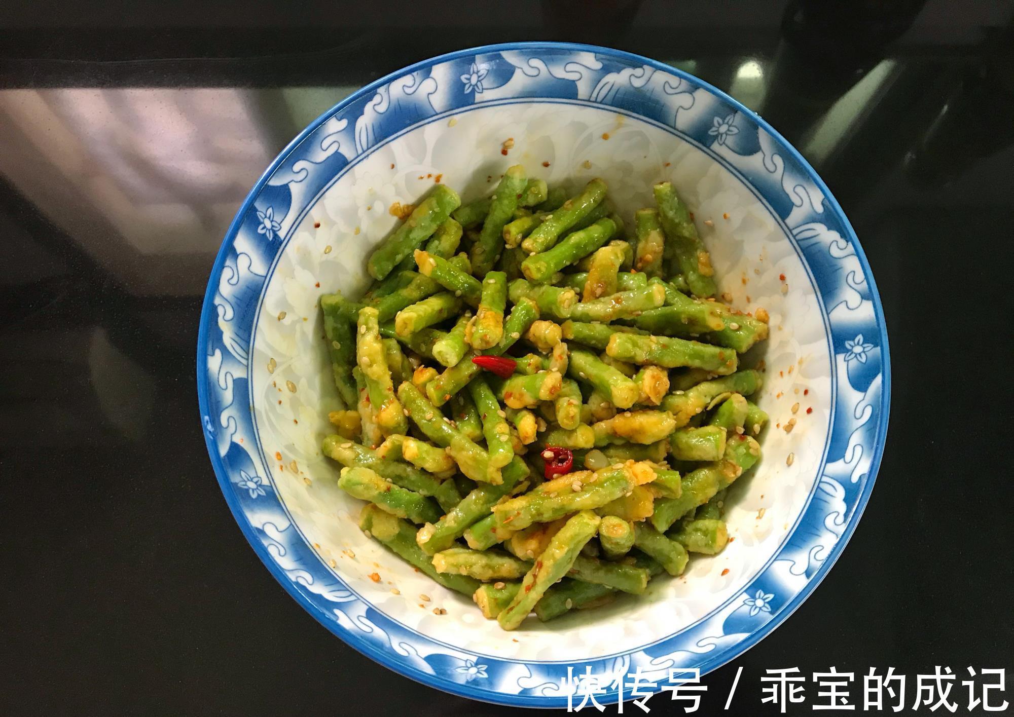 鸡蛋|豆角里打入1个鸡蛋,不炒不煮,没想到如此好吃,开胃解腻不长肉