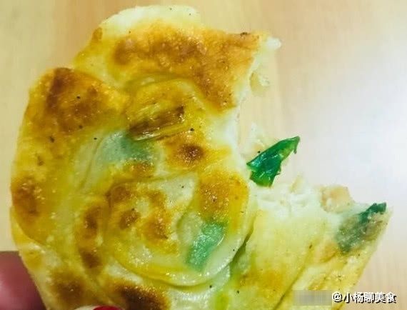 简易版葱花饼,不用和面揉面,一看就会做,不到5分钟就做好!