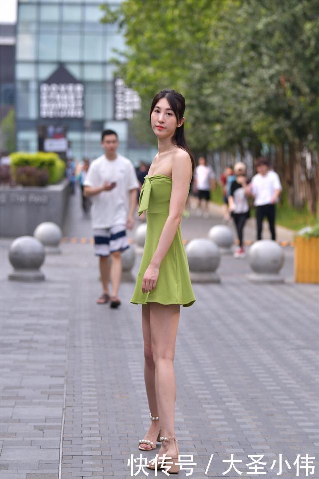 时尚姑娘|美女街拍美女属于轻熟穿芥末绿抹胸短裙,香肩玉臂一览无余呀