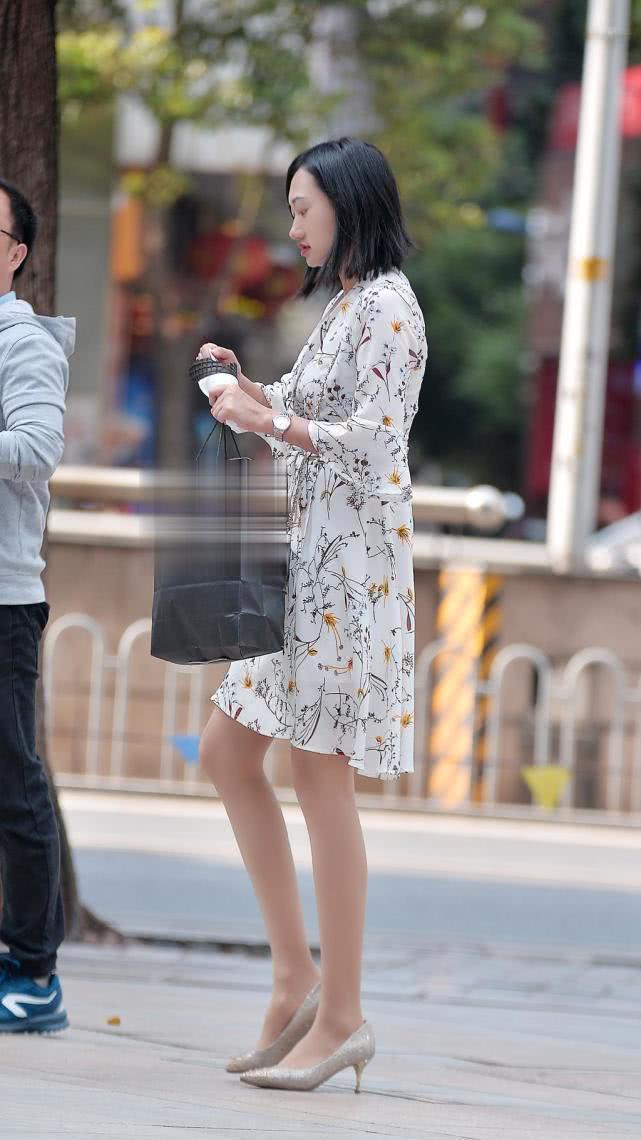 路人街拍爱上了小姐姐的这款“菊花裙”,甜美样子像极了爱情!