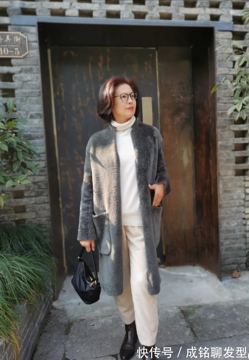 女性|不装嫩不做作,烟管裤+短靴显瘦又优雅,这才是老年人该有的穿搭