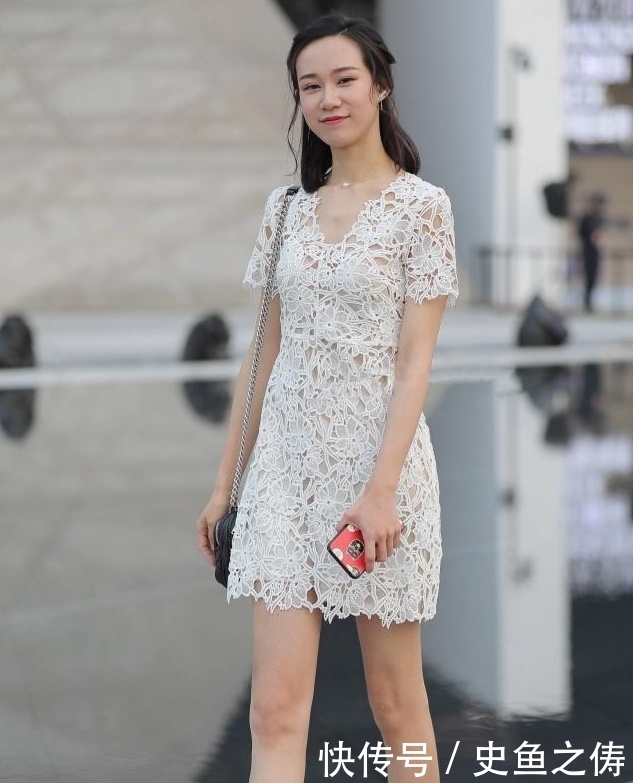 时尚的连衣裙婉约又显别致，彰显年轻美女的魅力风采