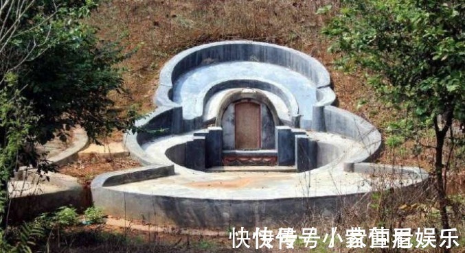 大门!古人讲“穷不搬家,富不迁坟”,有何依据?下半句更是精华