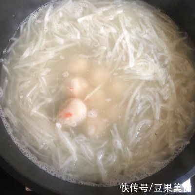 暖胃又养生,一次吃三大碗都不过瘾的虾丸萝卜丝汤