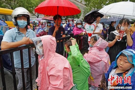 台风|上海防御台风“灿都”：上海市中小学幼儿园13日下午和14日全天停课