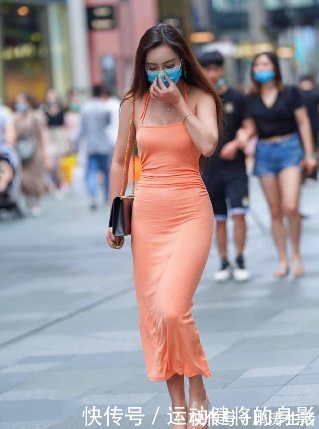 长裙|橙色吊带连衣裙搭配高跟凉鞋，紧身的设计秀出身材，尽显女神魅力