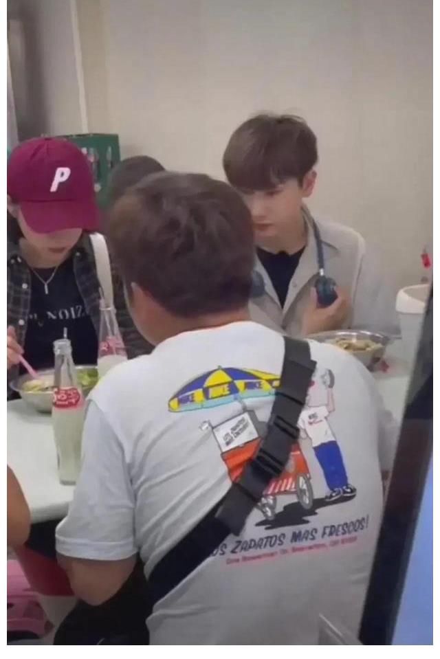 欧阳娜娜|欧阳娜娜来广西录制节目，品尝了特色老友粉，你知道在什么地方吗