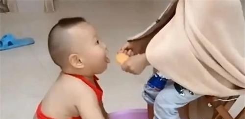 大宝|2岁弟弟蹲地上给姐姐洗脚,下一秒姐姐的动作,网友:这二胎真惨