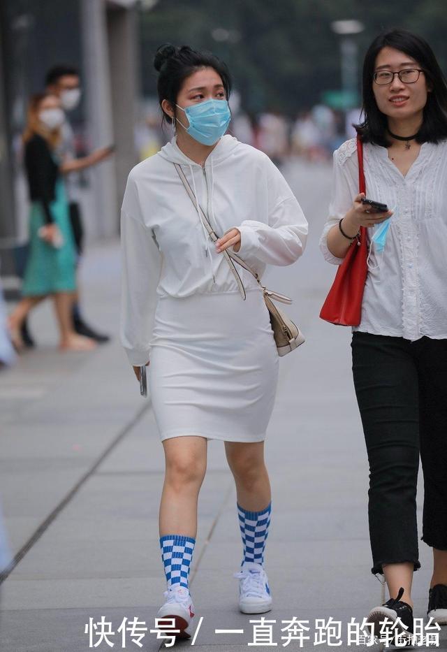 臀裙搭配|休闲款的包臀裙穿上居然这样显瘦,“收腹细腰”效果真明显!