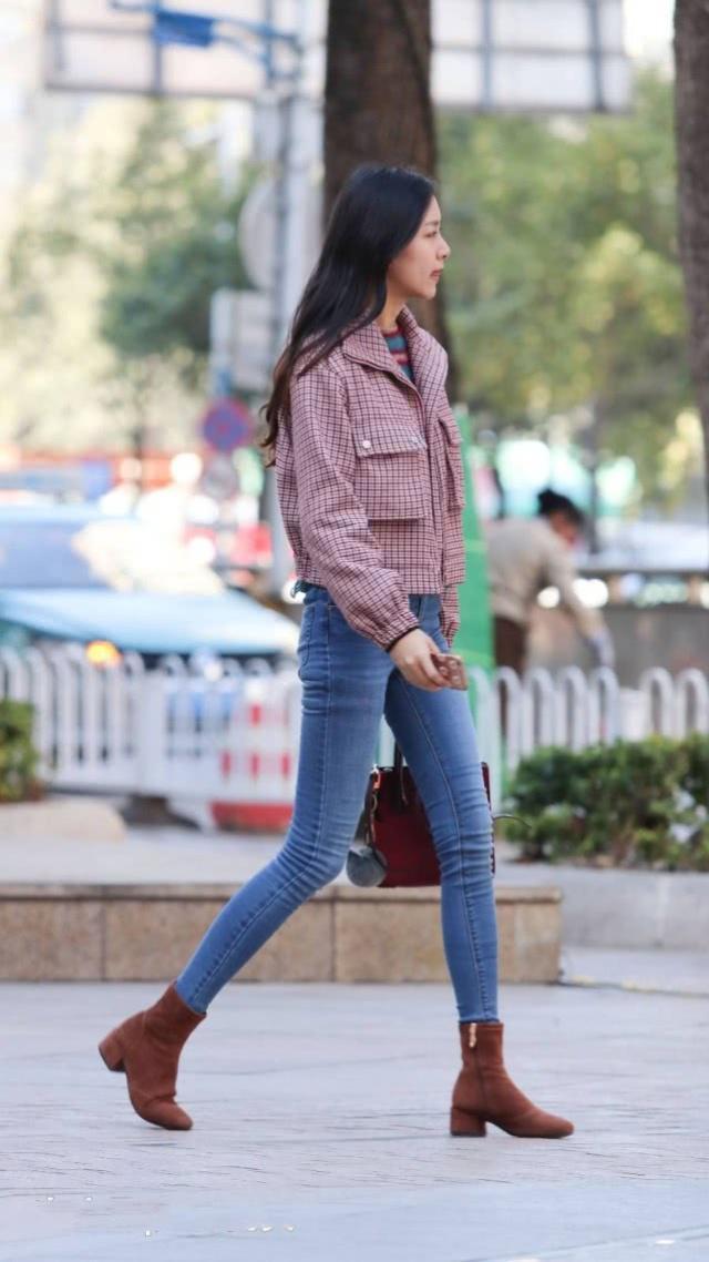 高跟鞋 清新秀美的小姐姐,牛仔裤搭配简洁的背心,很显窈窕好身姿