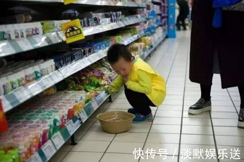 妈妈们|孩子在超市”品尝“葡萄，员工骂”没教养“，妈妈回答众人点赞