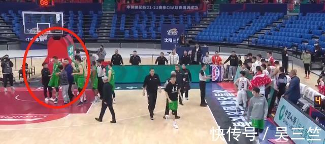 威姆斯|韩德君和威姆斯到底谁错了?杨鸣和杜锋的态度给出答案,别添乱了