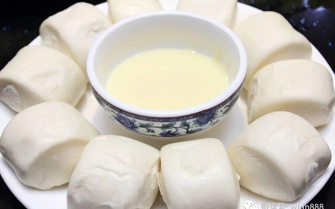 饭桌#很多中国人的饭桌上常常离不开馒头,那么馒头这个词是怎么来的?