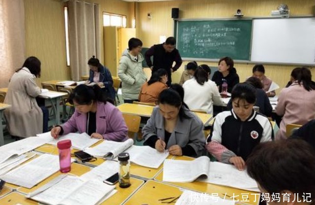 大学生“楔形字”引争议，老师看后脑壳疼，网友却觉得是艺术