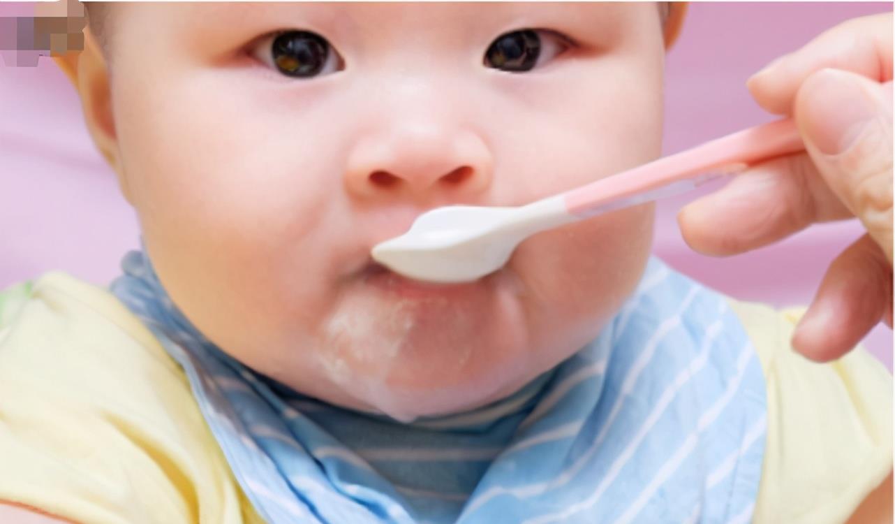 不紧不慢|宝宝“钻碗”火了,妈妈喂饭不紧不慢娃直接啃碗,网友:性子忒急