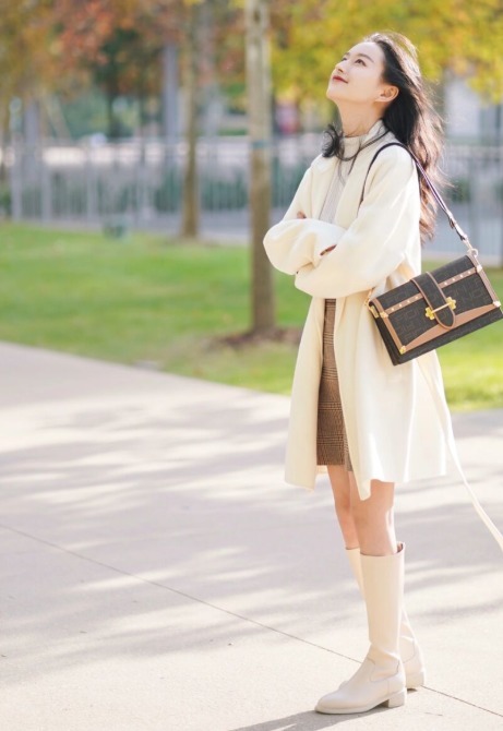 冬季|冬季放弃小黑裙吧,今年时兴这款“格纹裙”,时髦又显女人味!