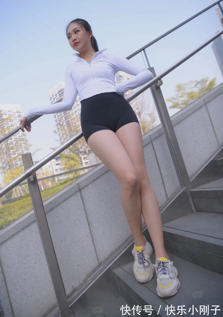 紧身短裤 紧身短裤搭配背心,显高显瘦又简约