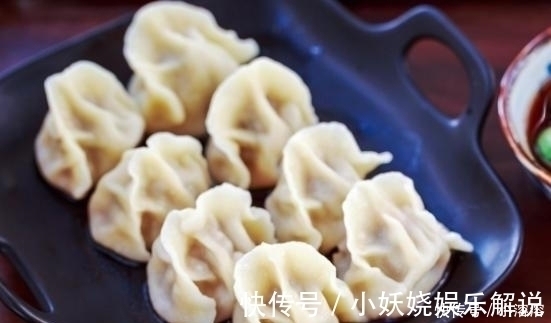 调饺子馅只会放盐？难怪不好吃，放3种调料，饺子才鲜香多汁！