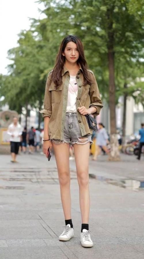 简洁舒适的裤装气质感十足，让你拥有最棒的街头时尚风