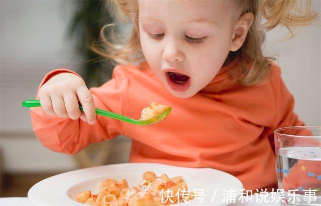 孩子|自主进食促进人格形成,遵循“三不两要”,让孩子享受自己吃饭