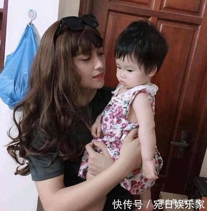 妈妈|爸爸扮成妈妈样子哄女儿，女儿没有哄好，爸爸却因太漂亮快速走红