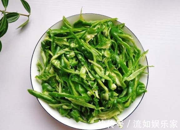 青椒炒肉,先炒青椒还是先炒肉很多人第一步做错了,难怪不好吃