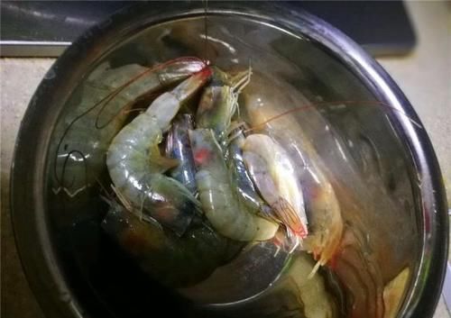 “白灼虾”只会直接“清水”煮？试试加“1料”，色泽红亮更诱人