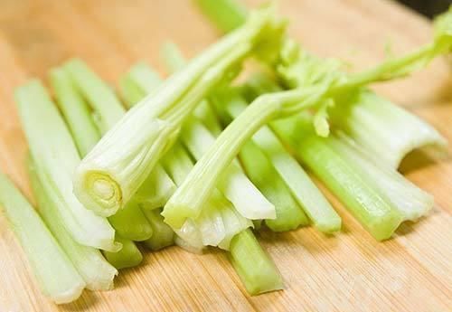 经常口臭影响社交医生常吃4种食物,杀菌养胃,清新口气