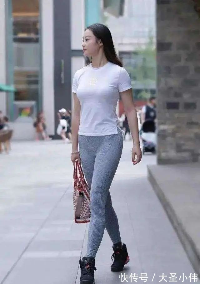 下装|美女街拍:白黄时尚短袖搭配黑色直筒打底裤,搭配可是难点,会成为焦点