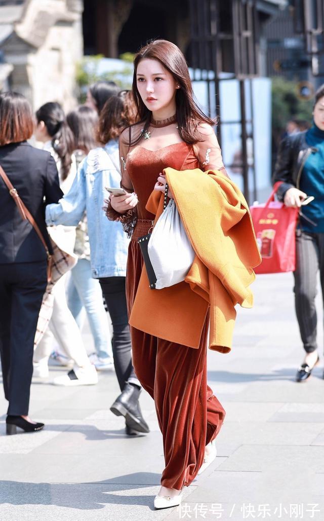 美女 休闲装散发着不一样的气质,优雅大气显端庄婉约的优雅