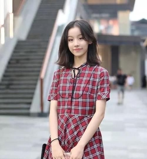 街拍|街拍图一美女,身穿露脐短袖,搭配黑色短裤,身材高挑迷人