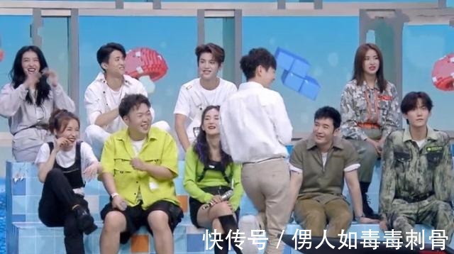 威亚|虞书欣被迫吊威亚!看到她升到半空后,谁注意黄明昊的眼神