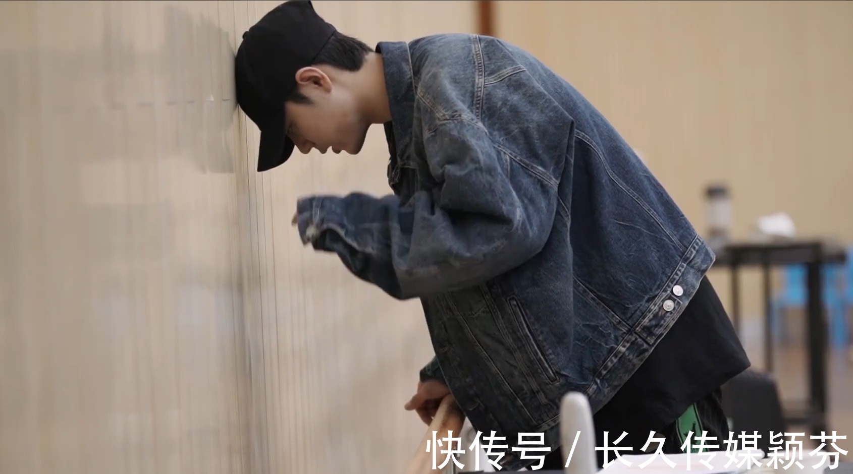 肖战|肖战话剧纪录片曝光，无实物表演吃东西被辣到，素颜出镜无包袱