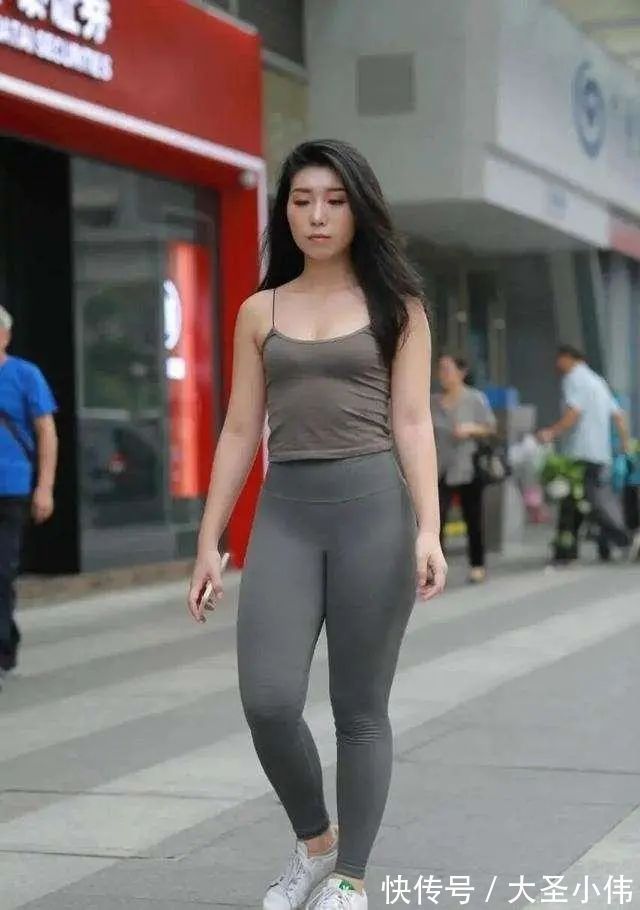 女人味|美女街拍:打底裤有多美,轻松穿出妩媚浪漫的女人味儿,时髦凉快