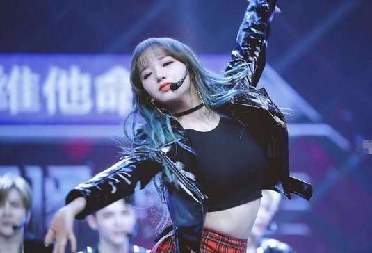 程潇当导师教学员跳舞,完了,她跳得比学员好而且还比学员帅