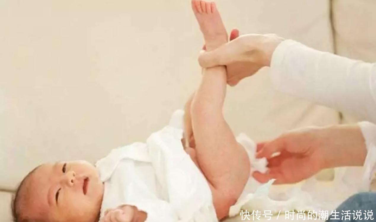 纸巾|宝宝拉完臭臭后,第一步该用水冲还是纸巾擦半数父母都做错了