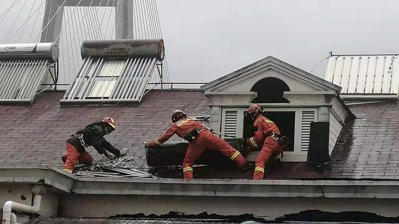 太阳能|全力以赴 迎战“烟花”｜屋顶太阳能险被吹掉，消防队员紧急处置