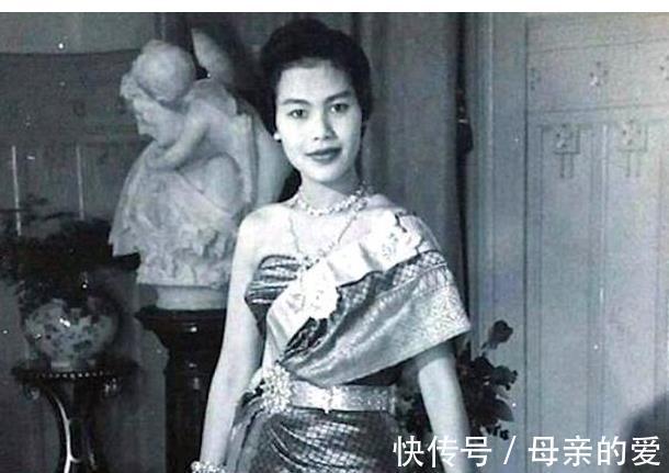 首饰!诗丽吉戴两顶头饰都很壕气了,不曾想她手上还有四个镯子,好震撼