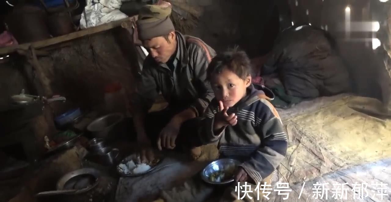 尼泊尔村庄里的穷人，米饭配土豆招待中国小伙，小孩对相机很陌生