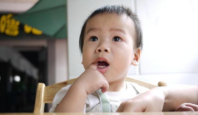 咬指甲|从小爱“咬指甲”的孩子,医生坦言长大后,多半逃不过两种结局