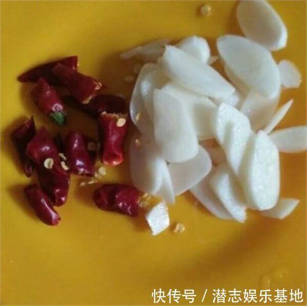 韭菜|韭菜也不是非要炒鸡蛋才能好吃!和它炒在一起,一点不比肉菜差