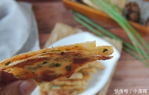 葱油饼|饺子皮买多了？做成它，金黄酥脆，层次分明，刚出锅就被抢光了